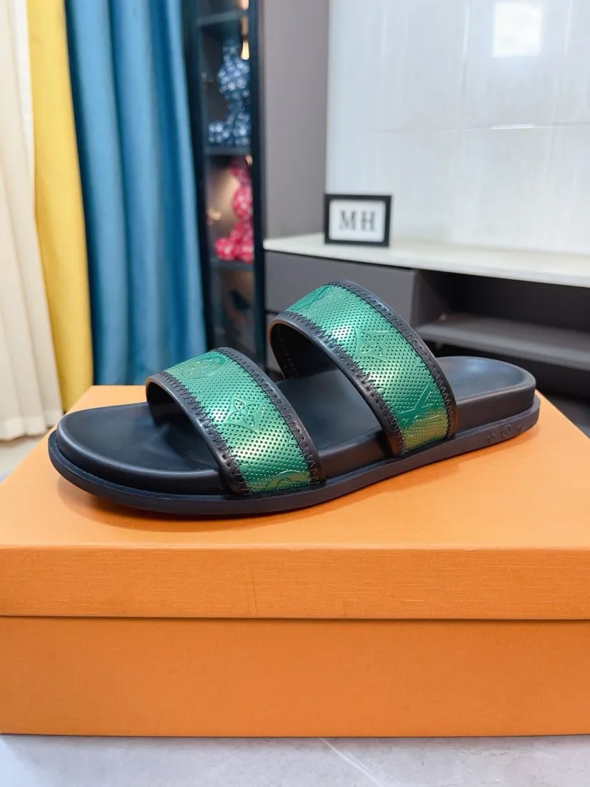 Ex-factory price 320🌹🌹 (lv-Louis Vuitton) new men's sandals, high-end boutique, exquisite embossed logo decoration on the upper, fine workmanship, super soft soles, casual, loose and comfortable, a must-have in summer! \nsize：38-44